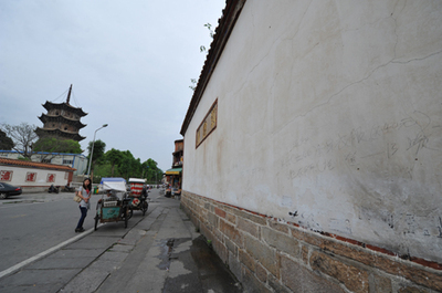 開元寺對面400歲紫云屏被畫花了臉 厝邊很心疼 - 城事要聞 - 東南網泉州頻道