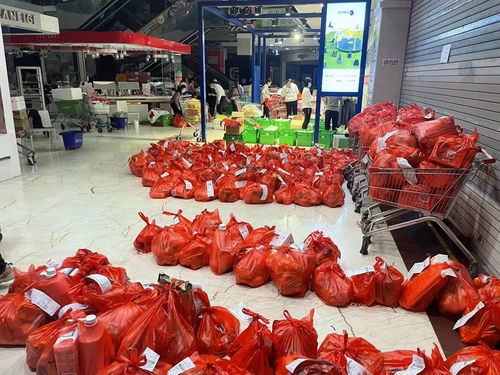 探訪疫情下的泉州商超 民生物資量足價穩,許多商品照常打折,個別零食被掃空