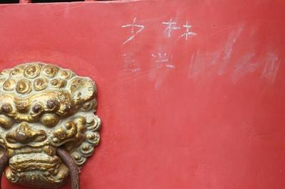 泉州開(kāi)元寺800年雙塔生輝,游客不文明行為煞風(fēng)景