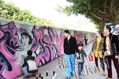 泉州西湖長(zhǎng)出一面涂鴉墻 五彩繽紛踏春市民別錯(cuò)過-閩南網(wǎng)